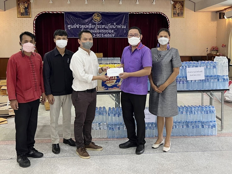  สำนักงานบังคับคดีจังหวัดระยอง ลงพื้นที่มอบเครื่องอุปโภคบริโภค เพื่อช่วยเหลือผู้ประสบอุทกภัย ในพื้นที่จังหวัดระยอง